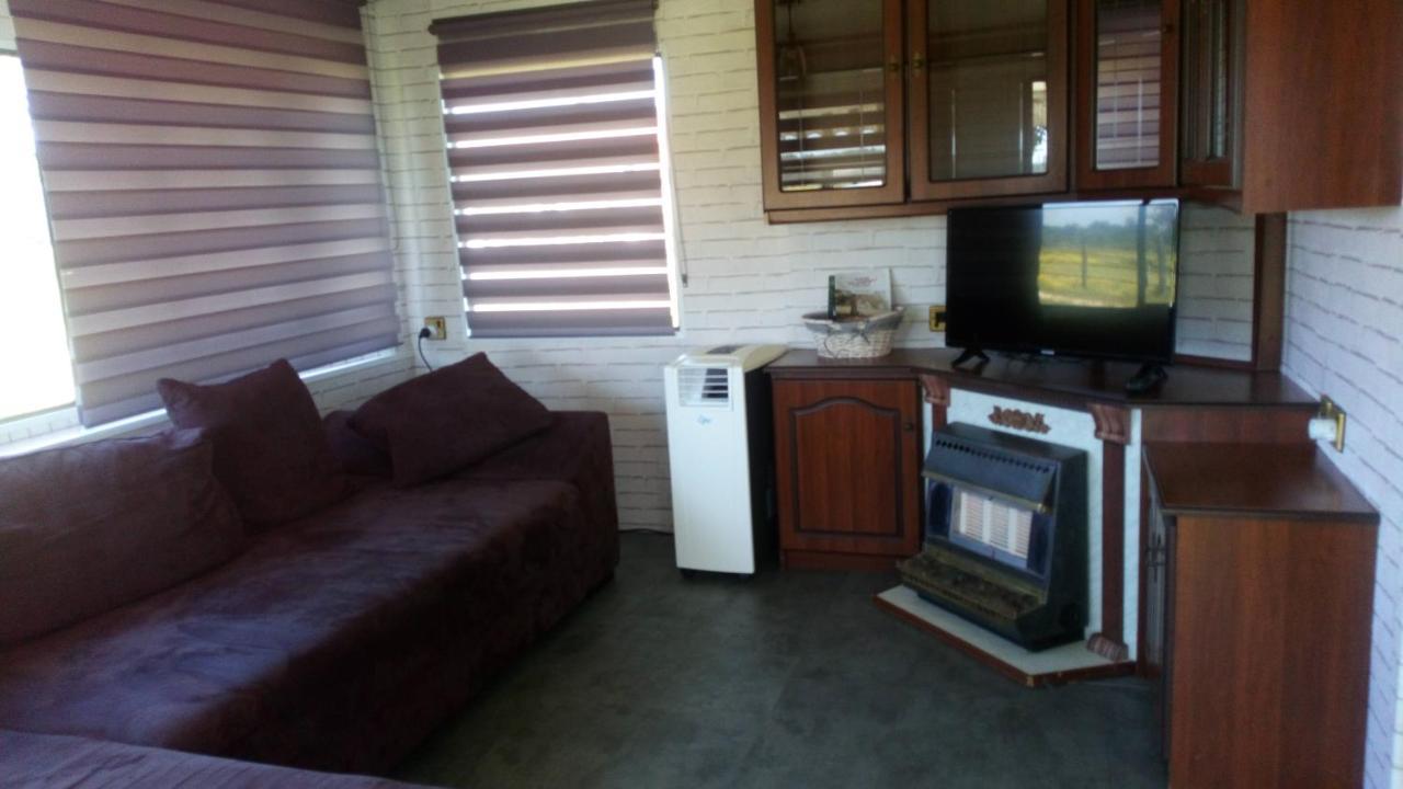 Mobil Home Vintage A La Ferme Des Buttons Rosnay  ภายนอก รูปภาพ